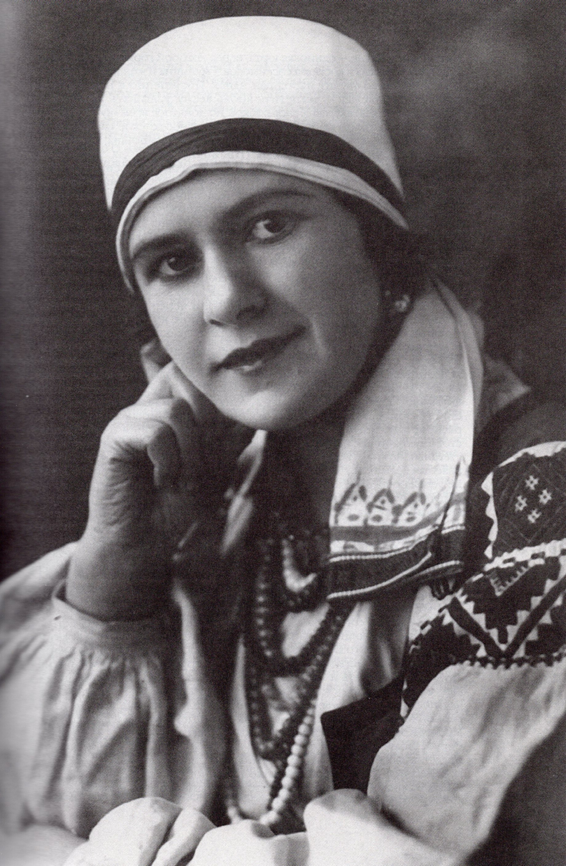 Лариса Александровская в белорусском костюме (1927–1928). Ариадна Ладыгина. Источник иллюстрации: Лариса Помпеевна Александровская : документально-театральный роман : В 7 д. с прологом и эпилогом / Ариадна Ладыгина. – Минск, 2002. – С. 95.