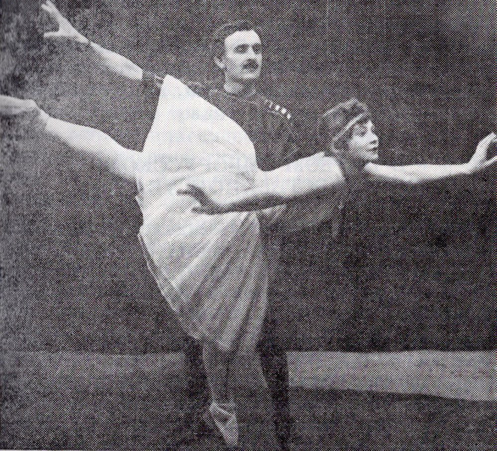 К. Алексютович с балериной Н. Сафроновой (1918). Источник иллюстрации: Балетмейстер Константин Алексютович / Л. К. Алексютович. – Минск, 1984. – С. 13.