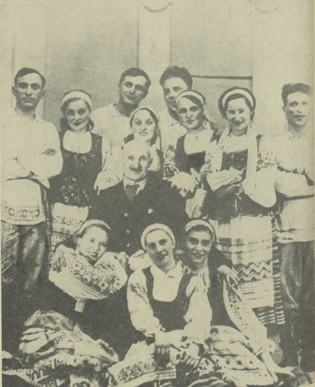 К. Алексютовіч з салістамі Ансамбля беларускай песні і танца (канец 1930-х гг.). Крыніца ілюстрацыі: Маладосць. – 1977. – № 7. – С. 158.