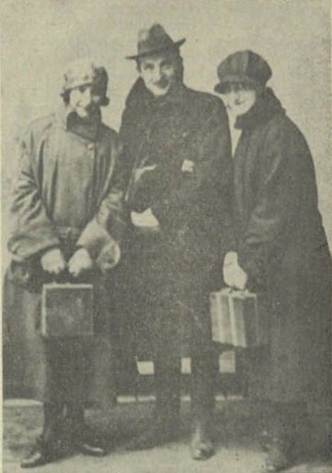 К. Алексютовіч з балярынамі Г. Іоселевай (злева) і Ю. Хіраска (1923). Крыніца ілюстрацыі: Маладосць. – 1977. – № 7. – С. 161.