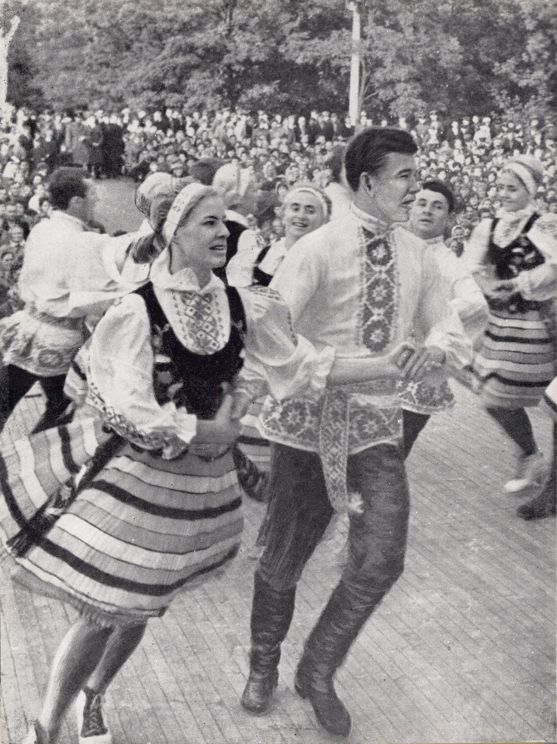 "Лявониха" в исполнении народного ансамбля "Радость" (1960-е гг.). Источник иллюстрации:Белорусский сценический танец / Юлия Чурко ; [редактор Н. И. Эльяш ; Академия наук Белорусской ССР, Институт искусствоведения, этнографии и фольклора]. – Минск, 1969. – С. [18] вклейки.