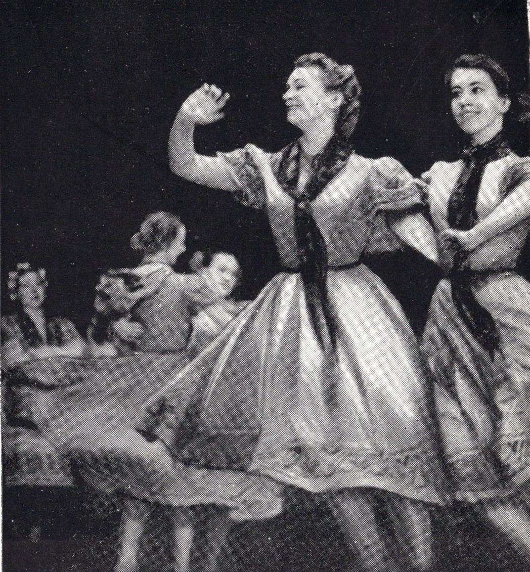 "Белорусскую польку" танцуют артистки Государственного народного хора БССР (1960-е гг.). Источник иллюстрации: Белорусский сценический танец / Юлия Чурко ; [редактор Н. И. Эльяш ; Академия наук Белорусской ССР, Институт искусствоведения, этнографии и фольклора]. – Минск, 1969. – С. [27] вклейки.