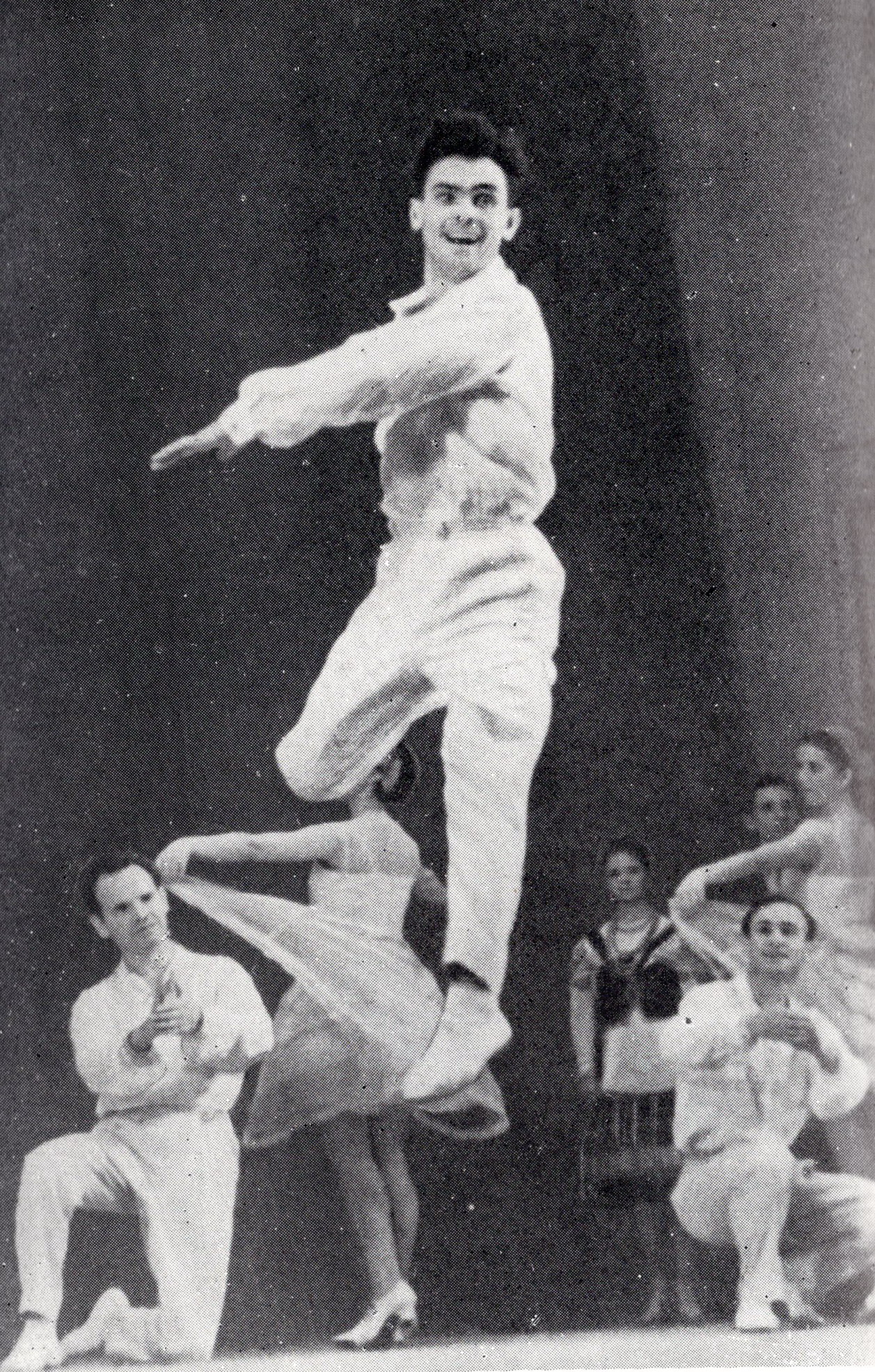 Сцена из "Белорусской молодежной сюиты" в исполнении танцевального коллектива Государственного народного хора БССР (1960-е гг.). Источник иллюстрации: Белорусский сценический танец / Юлия Чурко ; [редактор Н. И. Эльяш ; Академия наук Белорусской ССР, Институт искусствоведения, этнографии и фольклора]. – Минск, 1969. – С. [26] вклейки.