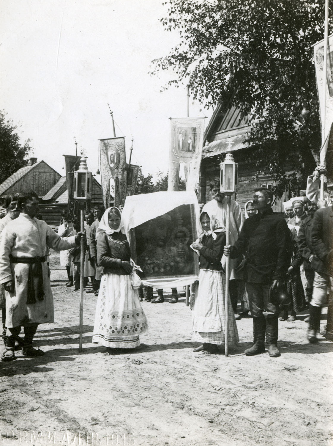 Хрэсны ход (мястэчка Столін Пінскага павета Мінскай губерні, 1907). Крыніца ілюстрацыі: https://ethnomuseum.ru/collections/collectors/serzhputovskij-aleksandr-kazimirovich/