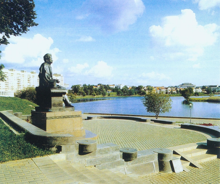 Памятник А. С. Пушкину (1999). Источник иллюстрации: Минск. Книга жизни = Minsk. Book of life : 4500 событий и фактов из истории города : к 940-летию Минска / Евгений Малашевич ; [фото: К. В. Хотяновский и др.]. – Минск : Минская фабрика цветной печати, 2006. – 367 с.