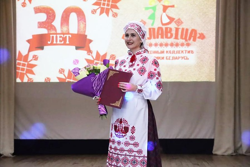 Кіраўнік ансамбля Людміла Аляксандраўна Кабаева. Крыніца ілюстрацыі: https://cdt-uvarovichi.schools.by/m/photoalbum/1129373