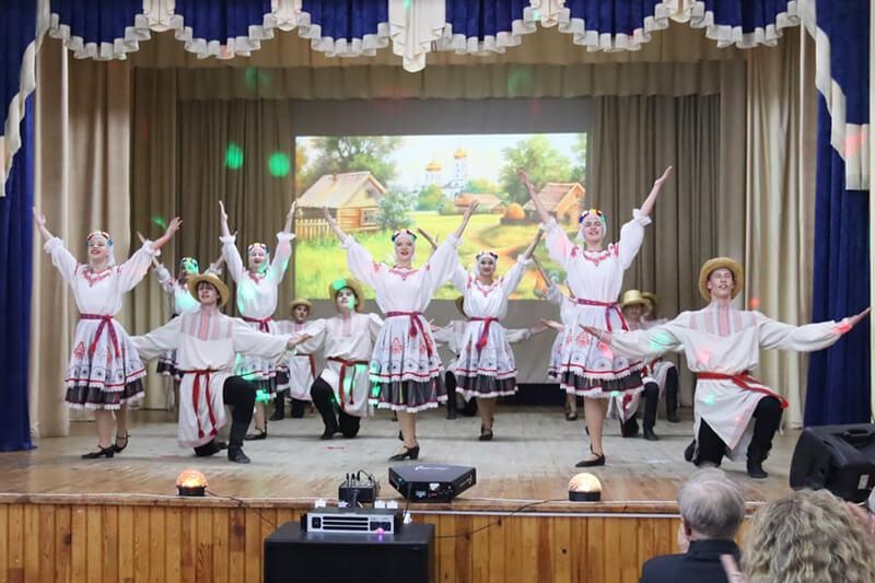 Удзельнікі ансамбля танца "Мілавіца" (2024). Крыніца ілюстрацыі: https://cdt-uvarovichi.schools.by/m/photoalbum/1129373#photo16217641