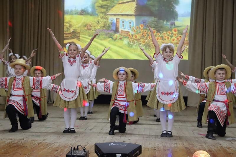 Удзельнікі ансамбля танца "Мілавіца" (2024). Крыніца ілюстрацыі: https://cdt-uvarovichi.schools.by/m/photoalbum/1129373#photo16217621