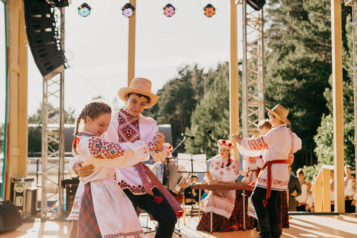 Танцоры ансамбля "Мілшавіца" – пераможцы VII Усерасійскага дзіцячага фестывалю народнай культуры "Наследники традиций" (2022). Крыніца ілюстрацыі: https://www.sb.by/articles/rukovoditel-ansamblya-milavitsa-podderzhka-gosudarstva-pomogaet-sokhranyat-narodnye-traditsii-.html