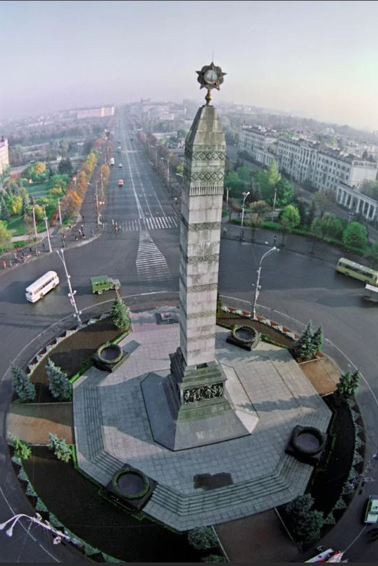 Манумент Перамогі (да 1984 г.). Крыніца ілюстрацыі: https://www.sb.by/articles/monument-na-veka-ploschad-pobedi.html