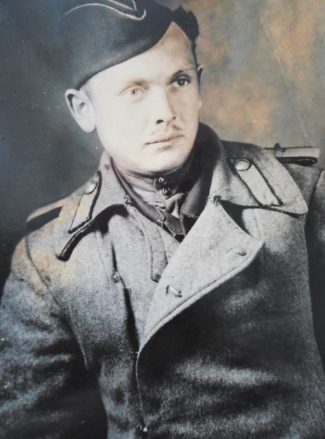 Леанід Якаўлевіч Астроўскі ‒ курсант авіяцыйнага вучылішча (1943 г.). Крыніца ілюстрацыі: https://belletapis.by/compatriots-fate/story/164