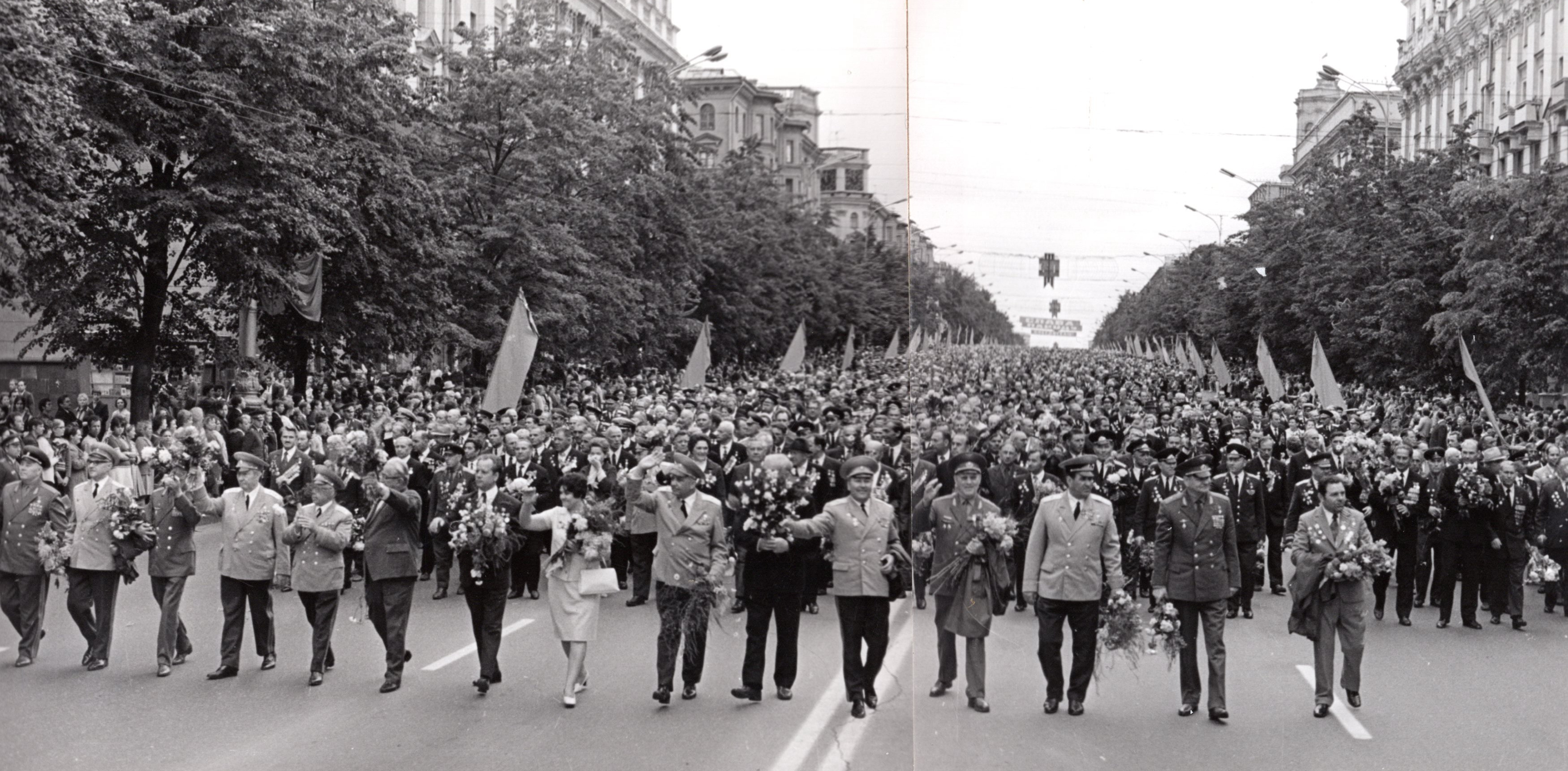 Шествие ветеранов Великой Отечественной войны в день празднования 30-летия Победы советского народа над немецко-фашистскими захватчиками по Ленинскому проспекту в г. Минске (1975). Источник иллюстрации: Минск – город-герой [Изоматериал] : [фотоподборка]. – Минск : ЦГАКФФД БССР, 1989. – 5 л. текста. 43 отд. л.