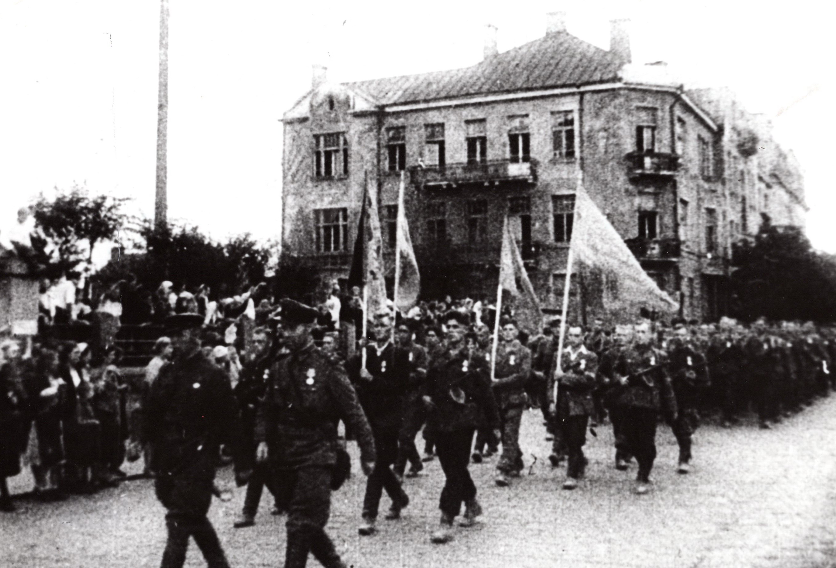 Парад белорусских партизан в г. Минске в честь освобождения столицы республики от немецко-фашистских захватчиков (16 июля 1944 г.). Источник иллюстрации: Минск – город-герой [Изоматериал] : [фотоподборка]. – Минск : ЦГАКФФД БССР, 1989. – 5 л. текста. 43 отд. л.