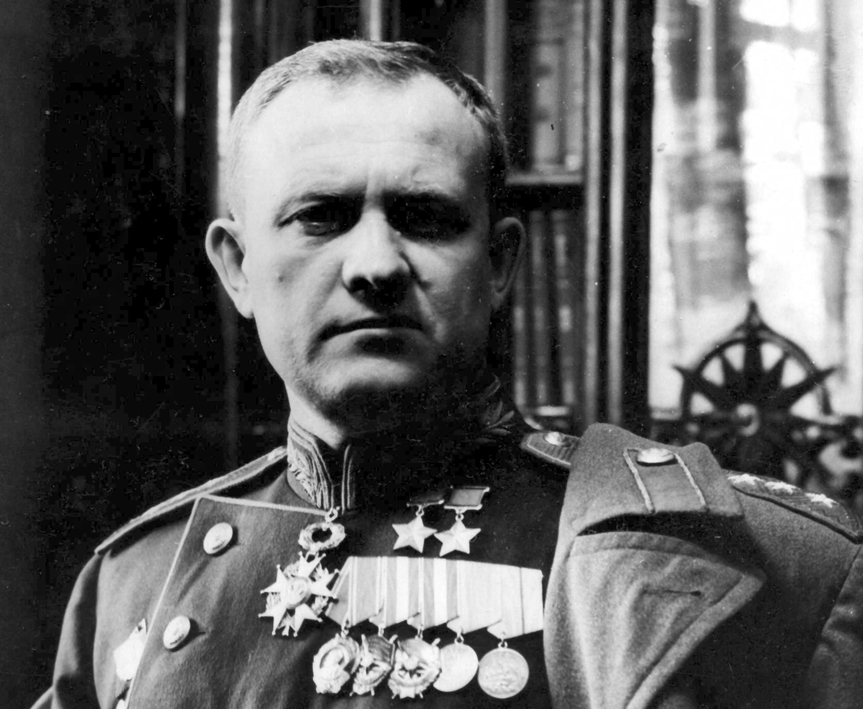 Т.Т. Хрюкин позирует скульптору Е.В. Вучетичу (конец 1940-х гг.). Источник иллюстрации: Боевые лётчики – дважды и трижды Герои Советского Союза / А. А. Симонов, Н. Г. Бодрихин. – Москва, 2017. – С. 362.