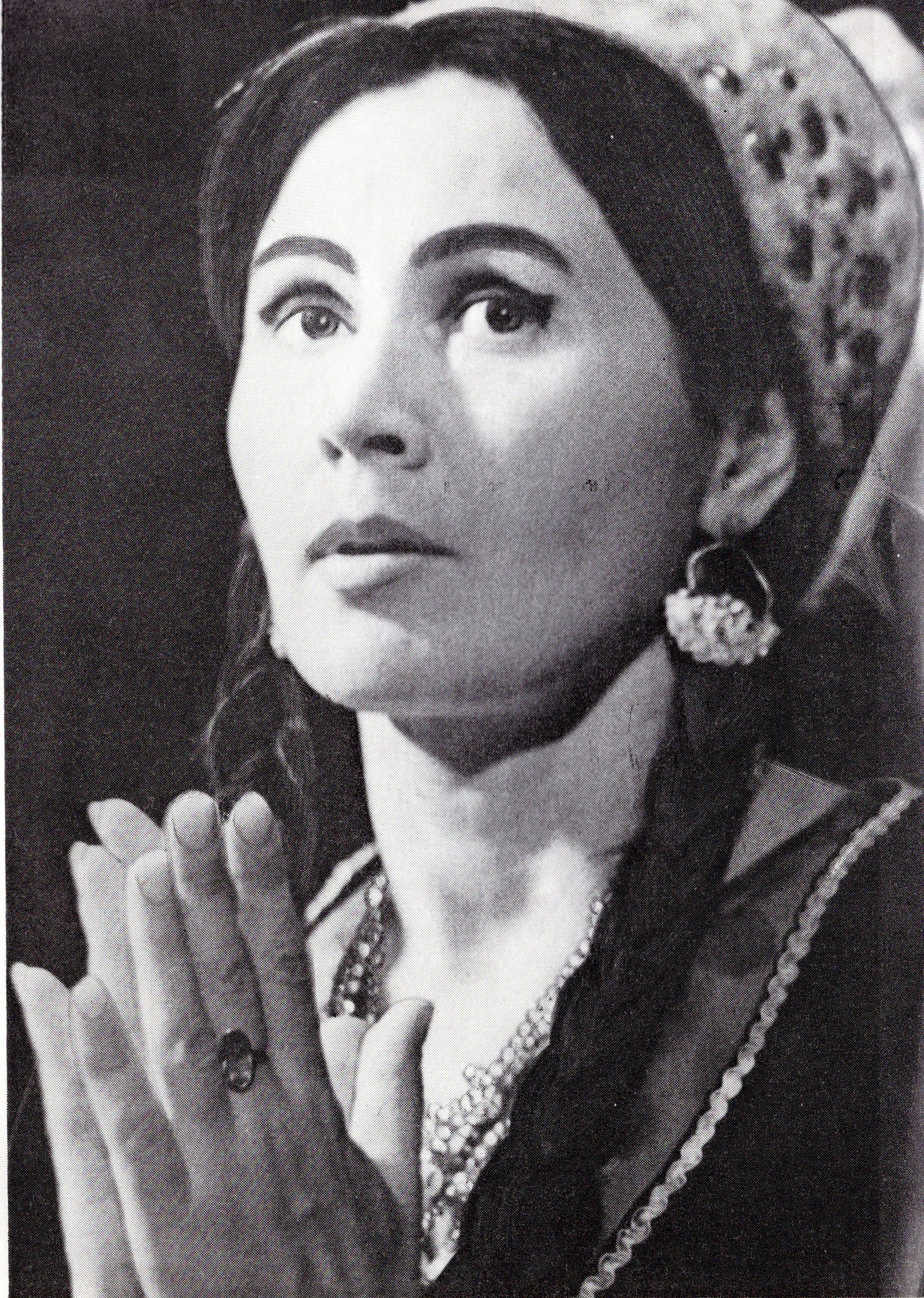 Лілія Давідовіч у спектаклі "У ноч зацьмення месяца". Крыніца ілюстрацыі: Тэатральны Мінск. – 1974. – № 4. – 3-я с. вокладкі.