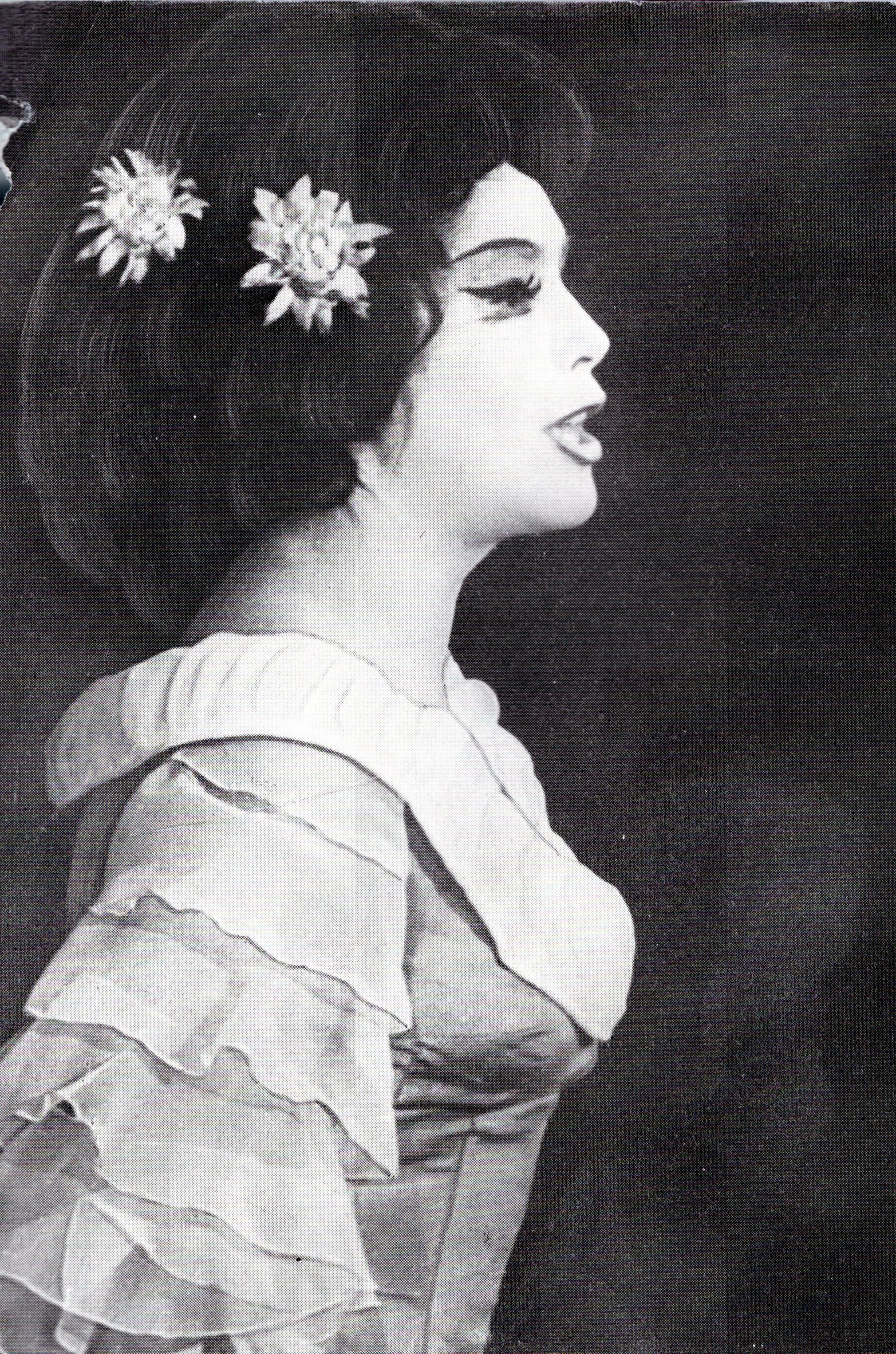 Вікторыя Мазур у спектаклі "Цыганскае каханне". Крыніца ілюстрацыі: Тэатральны Мінск. – 1974. – № 4. – 2-я с. вокладкі.