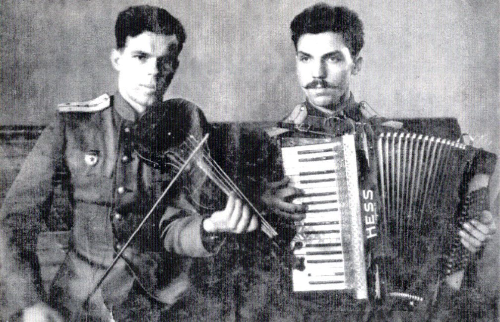 Дуэт 57 гв. танкавага палка. Скрыпка – капітан В. Кісялёў, акардэон – лейтэнант М. Солапаў (1946). Крыніца ілюстрацыі: Михаил Солопов. Жизнь в музыке : сборник статей, материалов, документов / [составитель М. С. Григорьев]. – Минск, 2014. – Вклейка между с. 38–39. 