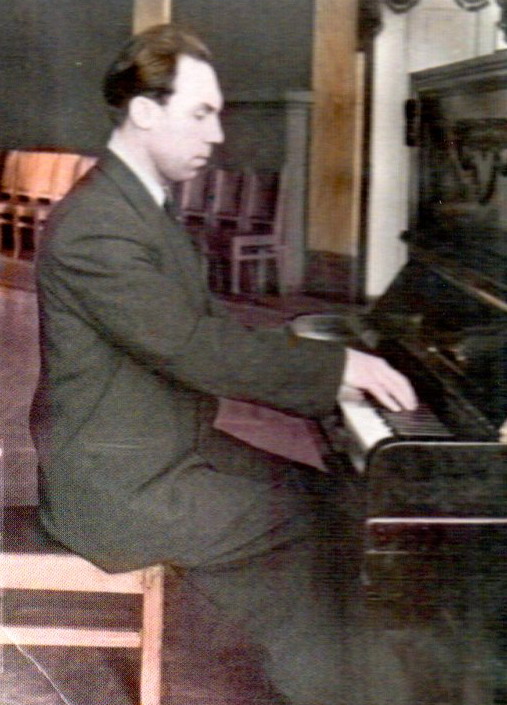 М. Солапаў (1959). Крыніца ілюстрацыі: Михаил Солопов. Жизнь в музыке : сборник статей, материалов, документов / [составитель М. С. Григорьев]. – Минск, 2014. – Вклейка между с. 86–87. 