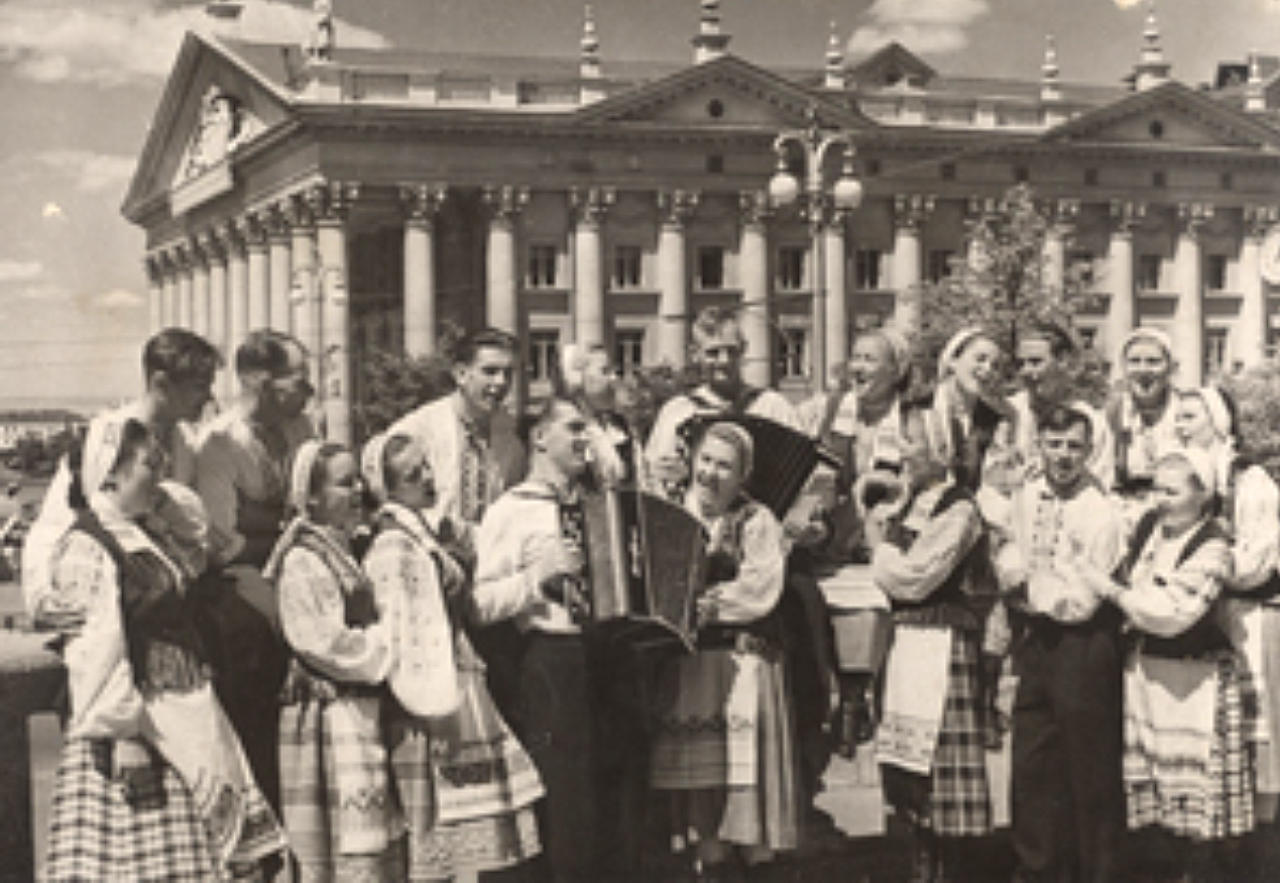 Удзельнікі Азершчынскага народнага хору (1960-я гг.). Крыніца ілюстрацыі: https://dneprovec.by/history/2016/08/05/12568