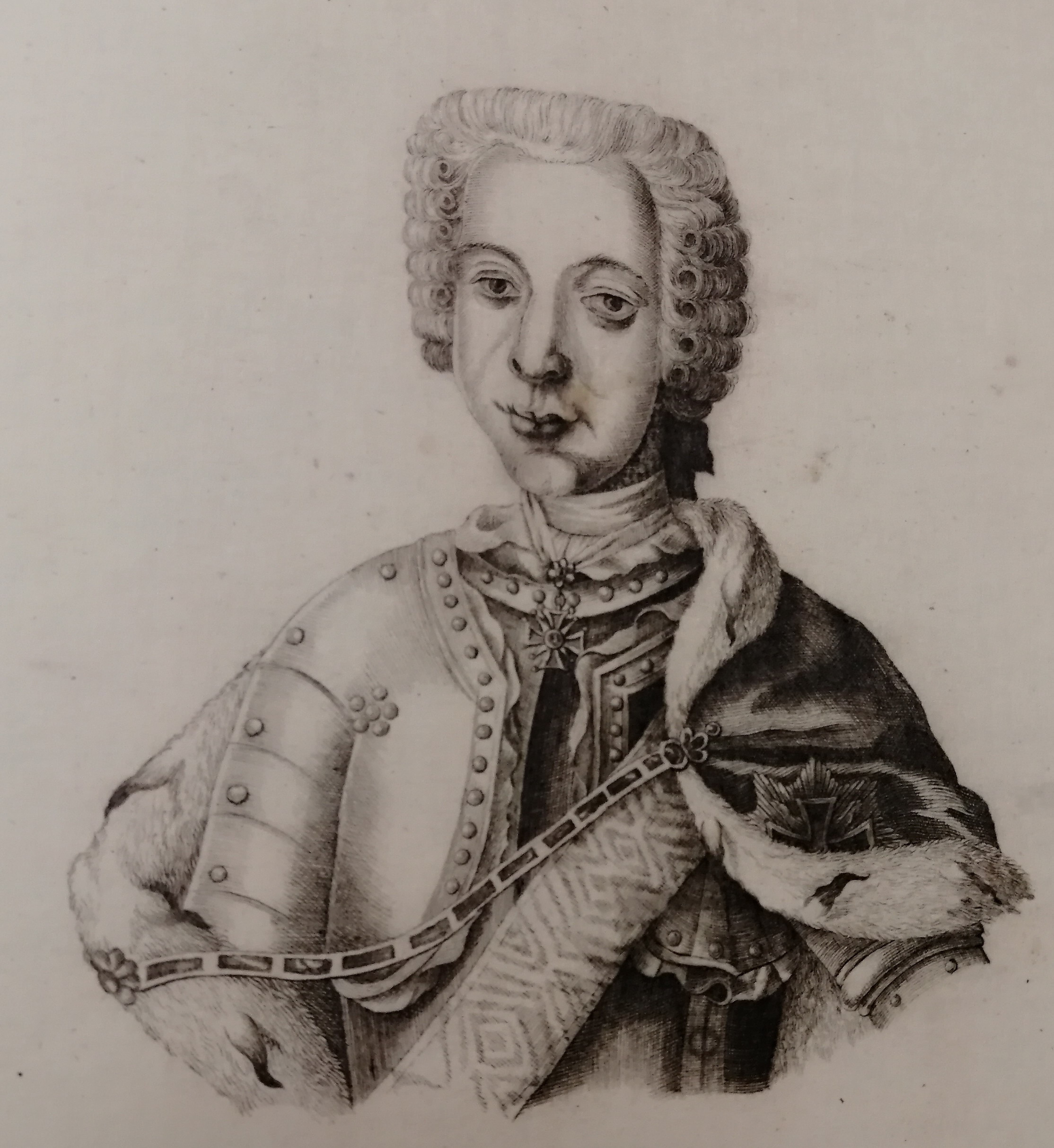 Радзівіл Караль Станіслаў (1734–1790), сын Францішкі Уршулі і Міхала Казіміра. Крыніца ілюстрацыі: Радзівілы. Альбом партрэтаў XVIII–XIX стагоддзяў "Icones familiae ducalis Radivilianae" = Радзивиллы. Альбом портретов XVIII–XIX веков "Icones familiae ducalis Radivilianae" = The Radziwills album of portraits of XVIII–XIX centuries "Icones familiae ducalis Radivilianae" / [В. Д. Бажэнава ; пераклад на англійскую мову: Ю. В. Бажэнаў і інш.]. – Факсімільнае выданне. – Мінск, 2010. – Л. 165.