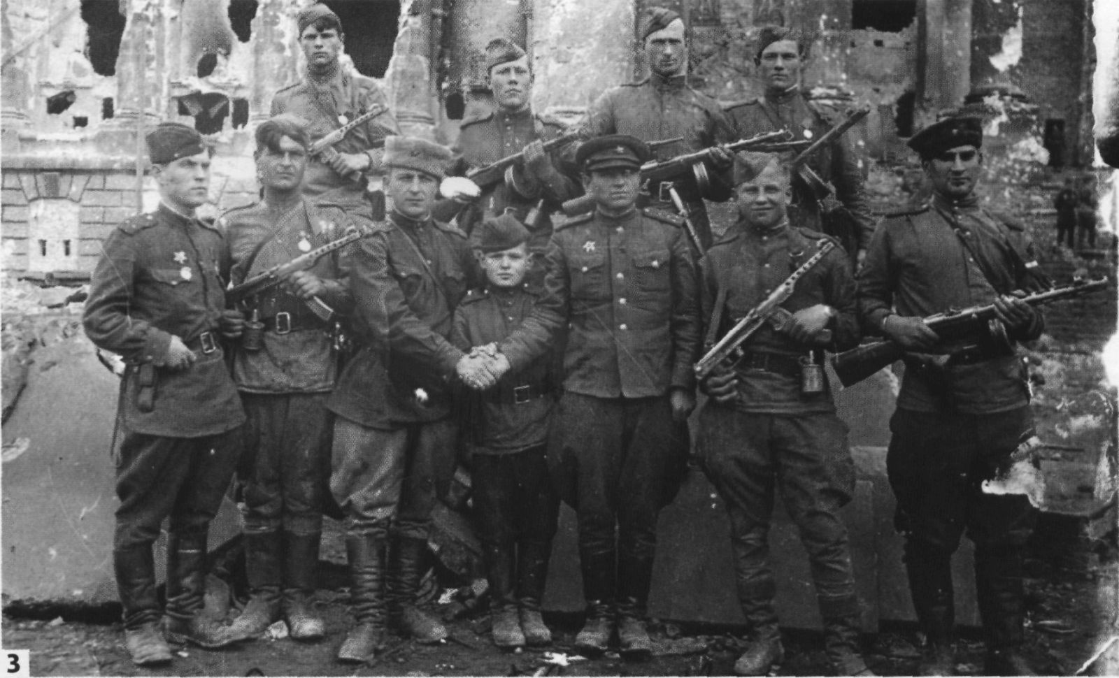 Георгій Арцёменкаў з баявымі сябрамі (Берлін, май 1945). Крыніца ілюстрацыі: https://deti-geroi.ru/alfavit-artio.php?page=artemenkov-georgij