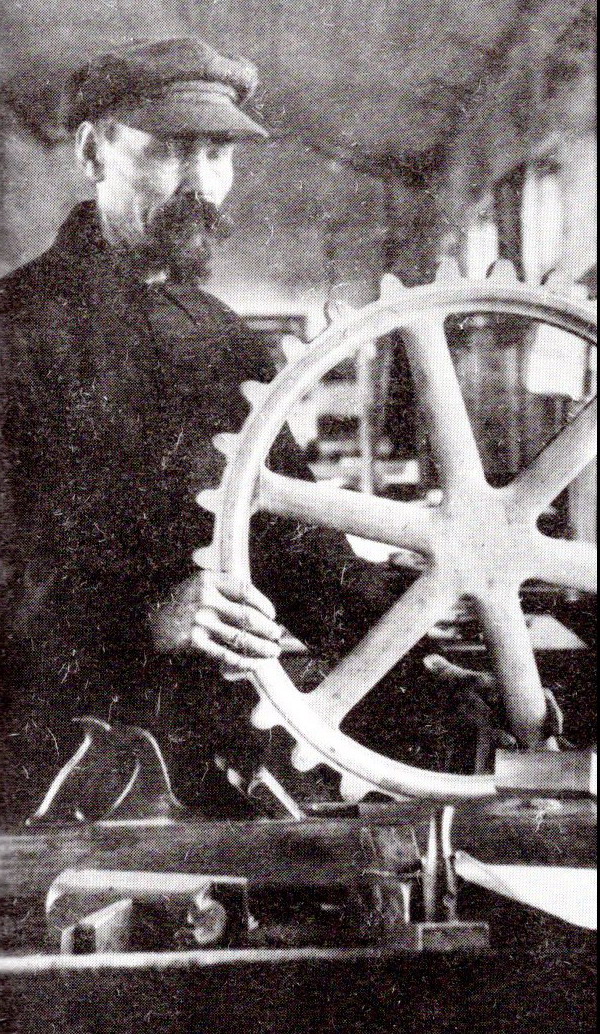 Иосиф Петрович Голубев (Минск, завод им. Ворошилова, 1935). Источник иллюстрации: "Счастье моё …" : дневники Иосифа Голубева, 1916–1923 гг. / [составитель А. Клышка ; предисловие Г. Буравкина ; послесловие А. Клышки]. – Минск, 2002. – Вклейка между с. 388–389.