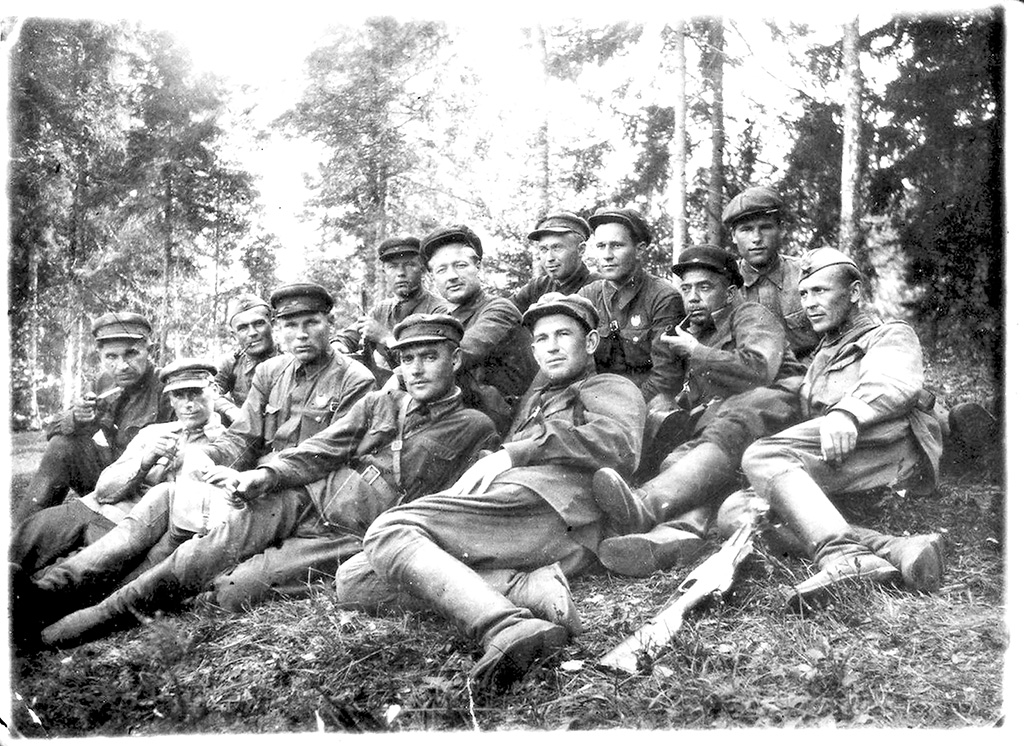 Камандны састаў 1-й Беларускай партызанскай брыгады, 1942 г. Крыніца ілюстрацыі: https://vitbichi.by/news/ofitsialno/vo_glave_otryada_kadrovyy_ofitser/