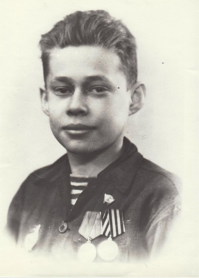 Аляксандр Ульянаў (1944). Крыніца ілюстрацыі: https://iz.ru/875618/boris-klin/doroga-na-moskvu-kak-11-letnii-shurka-ulianov-podryval-eshelony-nemtcev