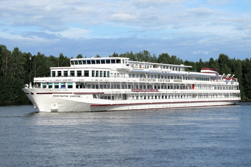 Чатырохпалубны пасажырскі цеплаход, названы ў гонар К. К. Караткова. Крыніца ілюстрацыі: https://teplohod-korotkov.com/