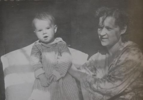 Тамарая Осіпава з дачкой Марынай (канец 1950-х гг.). Крыніца ілюстрацыі: https://zeitzeugenarchiv.gwminsk.com/ru/archiv/gerechte/osipova-tamara