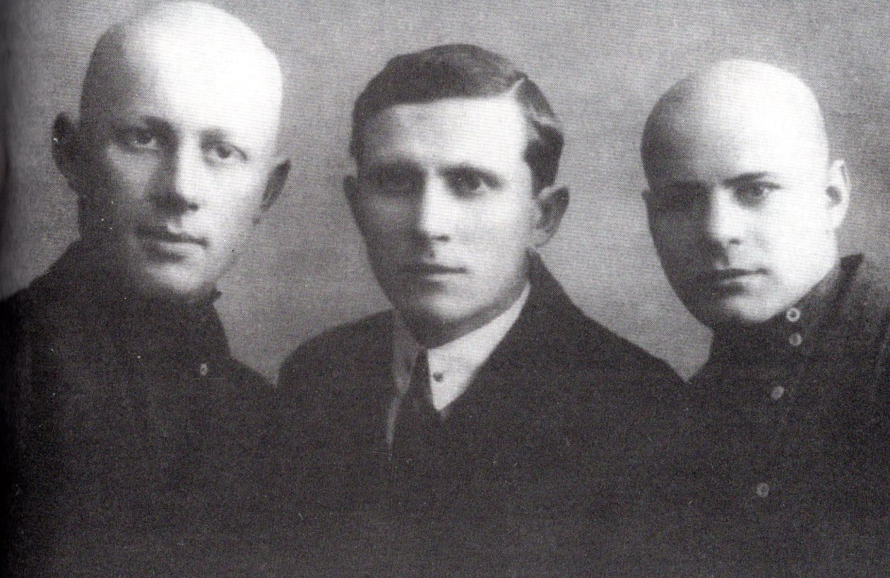 Константин Заслонов (справа) с друзьями по профтехучилищу (1930). Источник иллюстрации: Фамилия. Игры XX века : семейные хроники : [о семье командира партизанского отряда Константина Заслонова] / Муза Заслонова ; [вступительная статья Н. И. Чергинца]. – Минск, 2011. – Вклейка между с. 30–31.