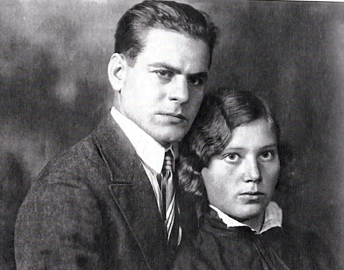 Константин Сергеевич и Раиса Алексеевна Заслоновы в день свадьбы (1933). Источник иллюстрации: Фамилия. Игры XX века : семейные хроники : [о семье командира партизанского отряда Константина Заслонова] / Муза Заслонова ; [вступительная статья Н. И. Чергинца]. – Минск, 2011. – Вклейка между с. 30–31.