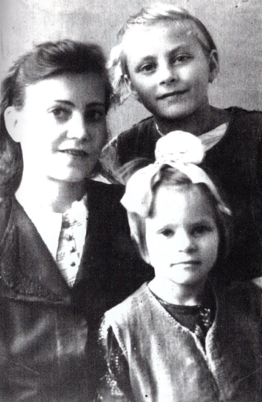 Семья Константина Сергеевича Заслонова: жена – Раиса Алексеевна Заслонова с дочками Музой (сверху) и Изой (1946). Источник иллюстрации: Повесть об отце / Иза Заслонова ; [художник Р. Л. Заслонов]. – Минск, 2011. – Вклейка между с. 126–127.