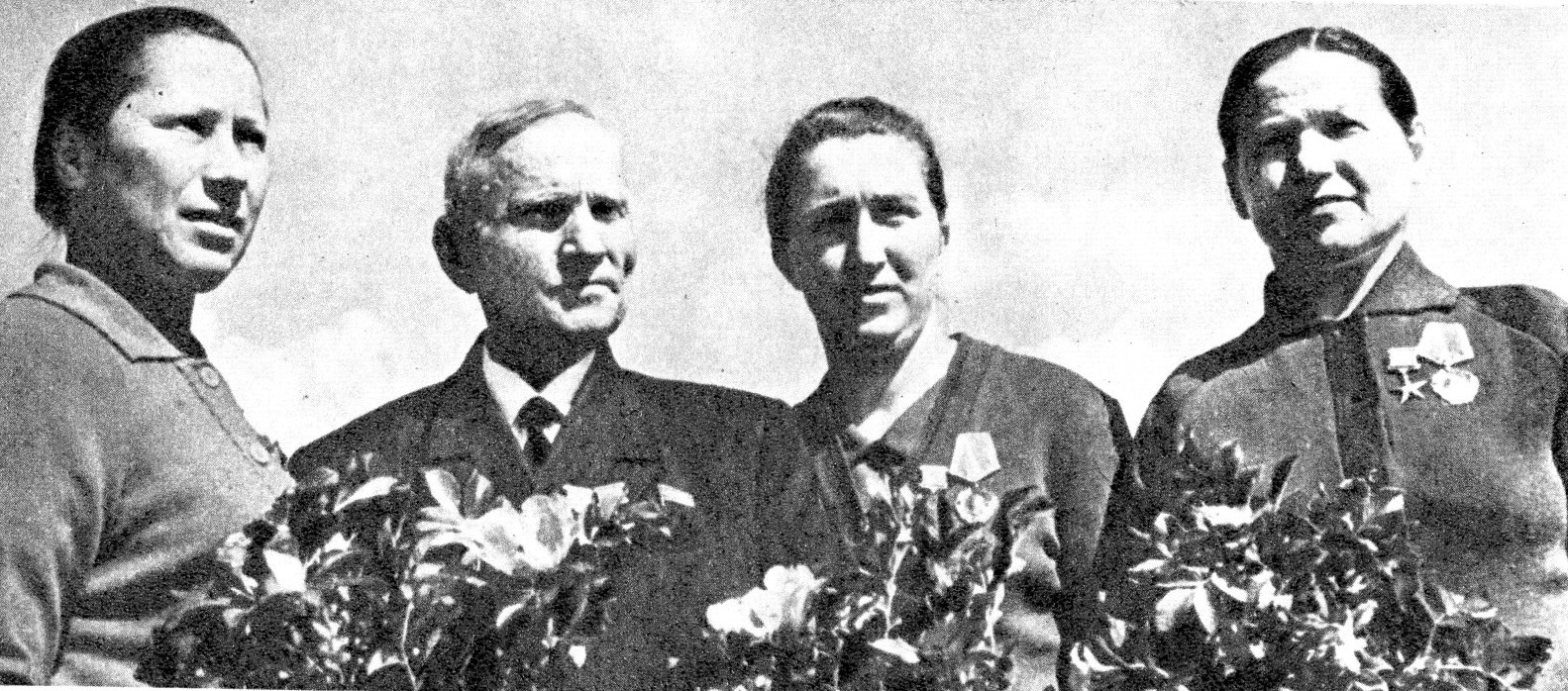 Герои Социалистического Труда колхоза "Рассвет" (слева направо): Христина Тимофеевна Михнёва, Кирилл Прокофьевич Орловский, Галина Петровна Елисеенко и Феодосия Фёдоровна Киселёва (1966).  Источник иллюстрации: К. П. Орловский / [фотографии М. П. Ананьина и др. ; автор текста В. Г. Пономарев]. – Минск, 1977. – С. [24].