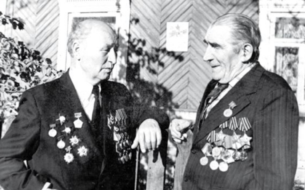 Поўныя кавалеры ордэна Славы Л. С. Хадановіч і П. Ф. Бандарчук (справа). Крыніца ілюстрацыі: Гісторыя і грамадазнаўства. – 2016. –  № 6. – С. 6. 