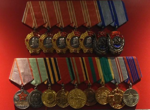 Узнагароды Ф. А. Сурганава (з фондаў Беларускага дзяржаўнага музея гісторыі Вялікай Айчыннай вайны). Крыніца ілюстрацыі: https://www.warmuseum.by/news/lyudi_i_sudby/k_110_letiyu_so_dnya_rozhdeniya_fyedora_anisimovicha_surganova/