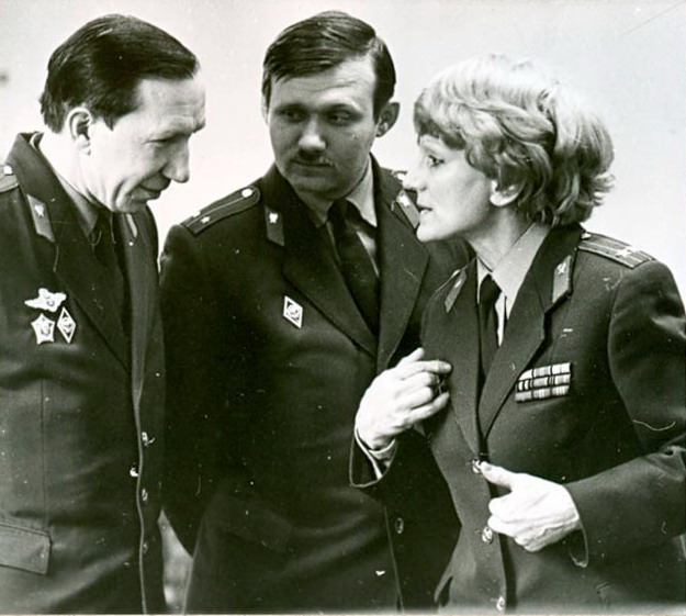 Эрцэлія Аркадзьеўна Багдановіч з саслужыўцамі. Крыніца ілюстрацыі: https://sk.gov.by/ru/news-usk-gminsk-ru/view/sledovateli-stolitsy-pochtili-pamjat-ertselii-bogdanovich-8970/