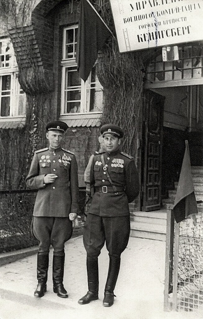 Герой СССР Павел Фёдаравіч Тоўсцікаў (злева) і першы камендант Кёнігсберга Міхаіл Васільевіч Смірноў каля будынка ваеннай камендатуры і грамадзянскага ўпраўлення (чэрвень – верасень 1945). Крыніца ілюстрацыі: https://russiainphoto.ru/photos/354371/