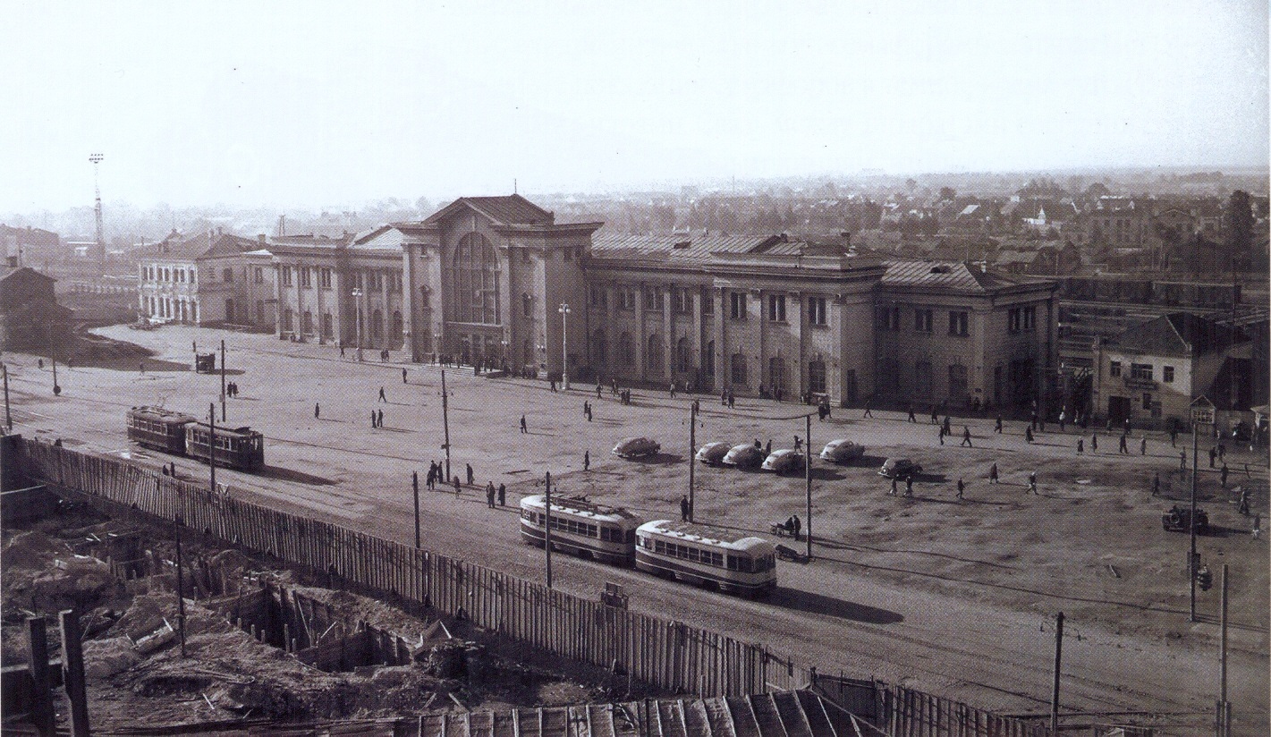 Мінскі вакзал, 1950-я гг. Крыніца ілюстрацыі: История белорусской железной дороги. Из XIX века – в век XXI : [1862―2012 / В. В. Яновская и др.]. – Минск, 2012. – С. 532.