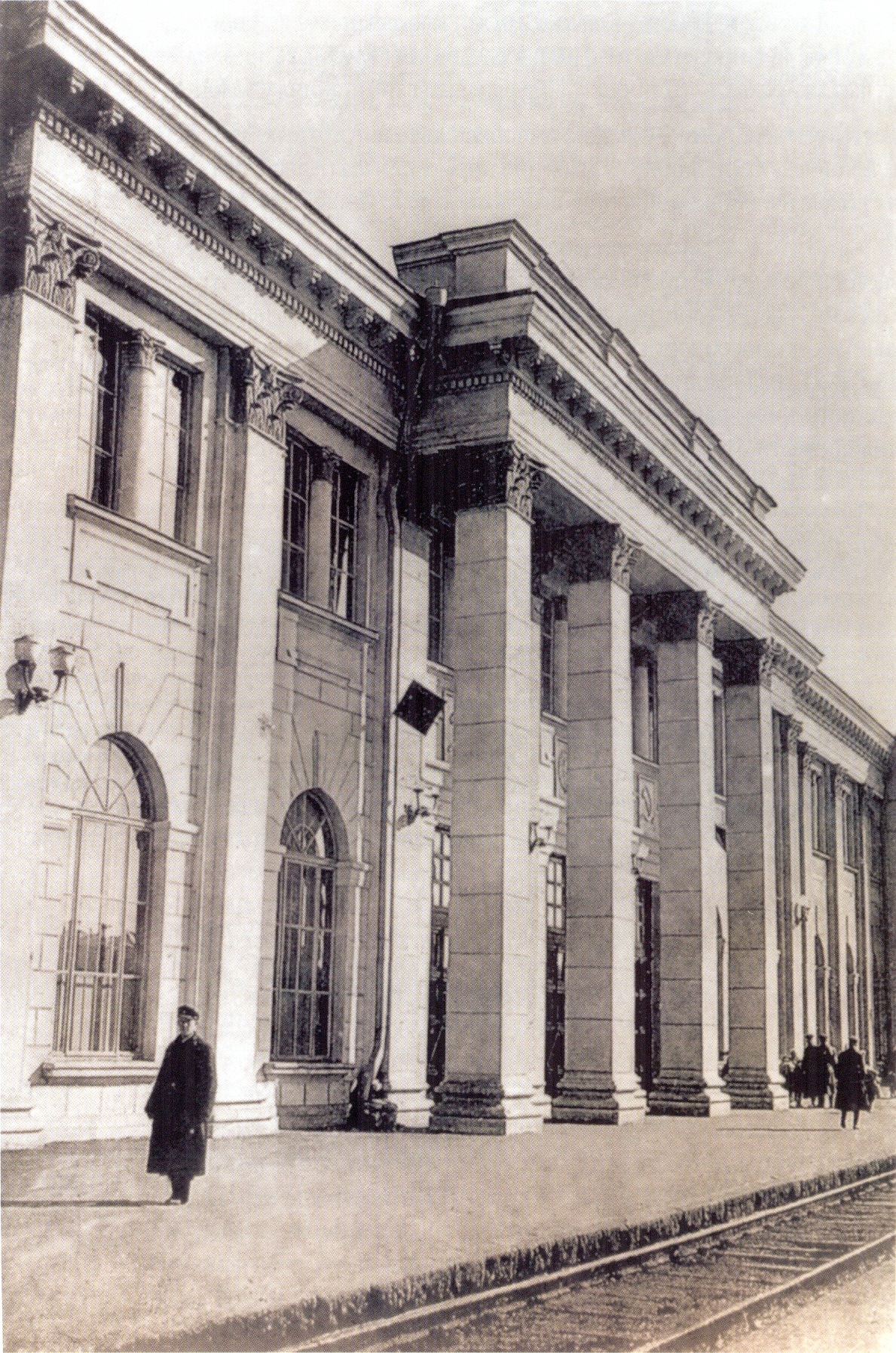 Чыгуначны вакзал у Мінску, 1940 г. Крыніца ілюстрацыі: История белорусской железной дороги. Из XIX века – в век XXI : [1862―2012 / В. В. Яновская и др.]. – Минск, 2012. – С. 450.