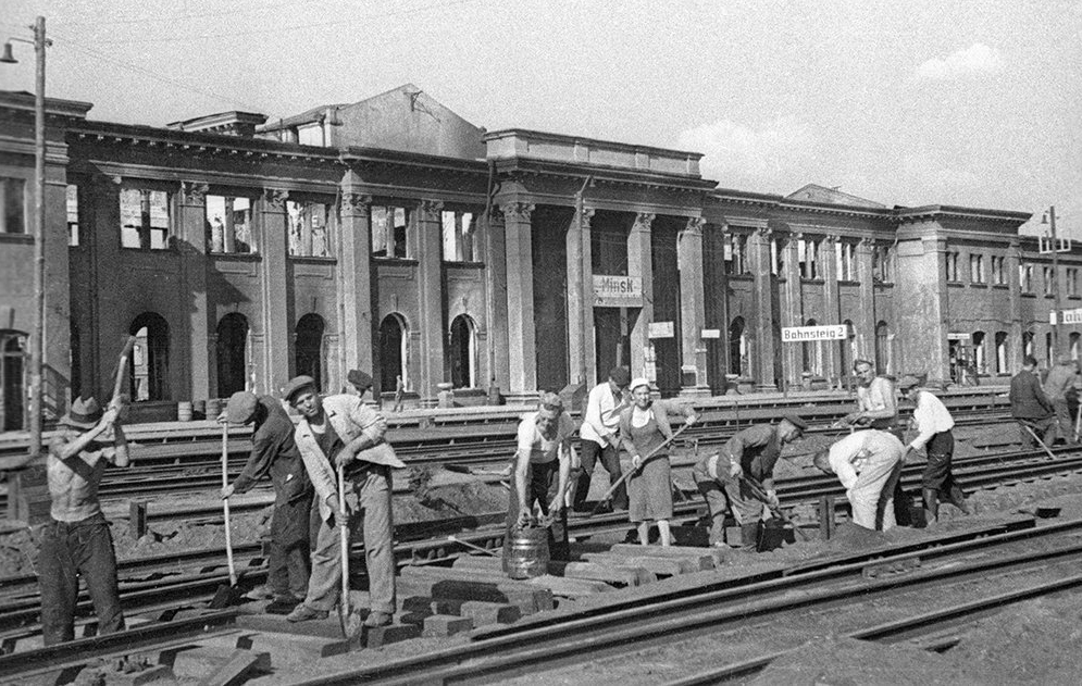 Аднаўленне чыгуначнага палатна, 1944 г. Крыніца ілюстрацыі: История белорусской железной дороги. Из XIX века – в век XXI : [1862―2012 / В. В. Яновская и др.]. – Минск, 2012. – С. 514.