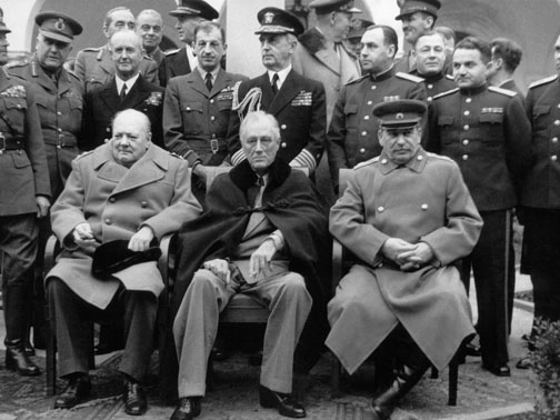 А. І. Антонаў на Ялцінскай канферэнцыі (стаіць за Сталіным). Люты 1945 г. Крыніца ілюстрацыі: https://www.warmuseum.by/news/lyudi_i_sudby/kavaler-ordena-pobeda-iz-grodno/