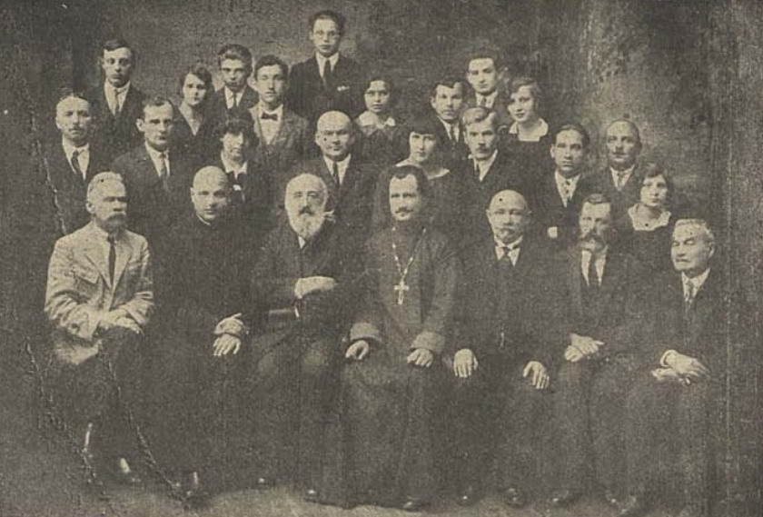 Сяргей Паўловіч (сядзіць трэці справа) з выпускнікамі Віленскай і Навагрудскай беларускіх гімназій і членамі экзаменацыйнай камісіі (1928). Крыніца ілюстрацыі: Беларускі каляндар на 1929 год. – Вільня, [1928]. – С. 49.