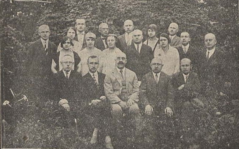 Сяргей Паўловіч (сядзіць другі справа) з настаўнікамі Віленскай, Радашковіцкай і Клецкай беларускіх гімназій на курсах у Радашковічах (1928). Крыніца ілюстрацыі: Беларускі каляндар на 1929 год. – Вільня, [1928]. – С. 10.