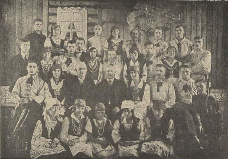 Сяргей Паўловіч (у цэнтры другога рада) з удзельнікамі вучнёўскага хору Віленскай беларускай гімназіі пасля "Вечара славянскай песні" (май 1928). Крыніца ілюстрацыі: Беларускі каляндар на 1929 год. – Вільня, [1928]. – С. 51.