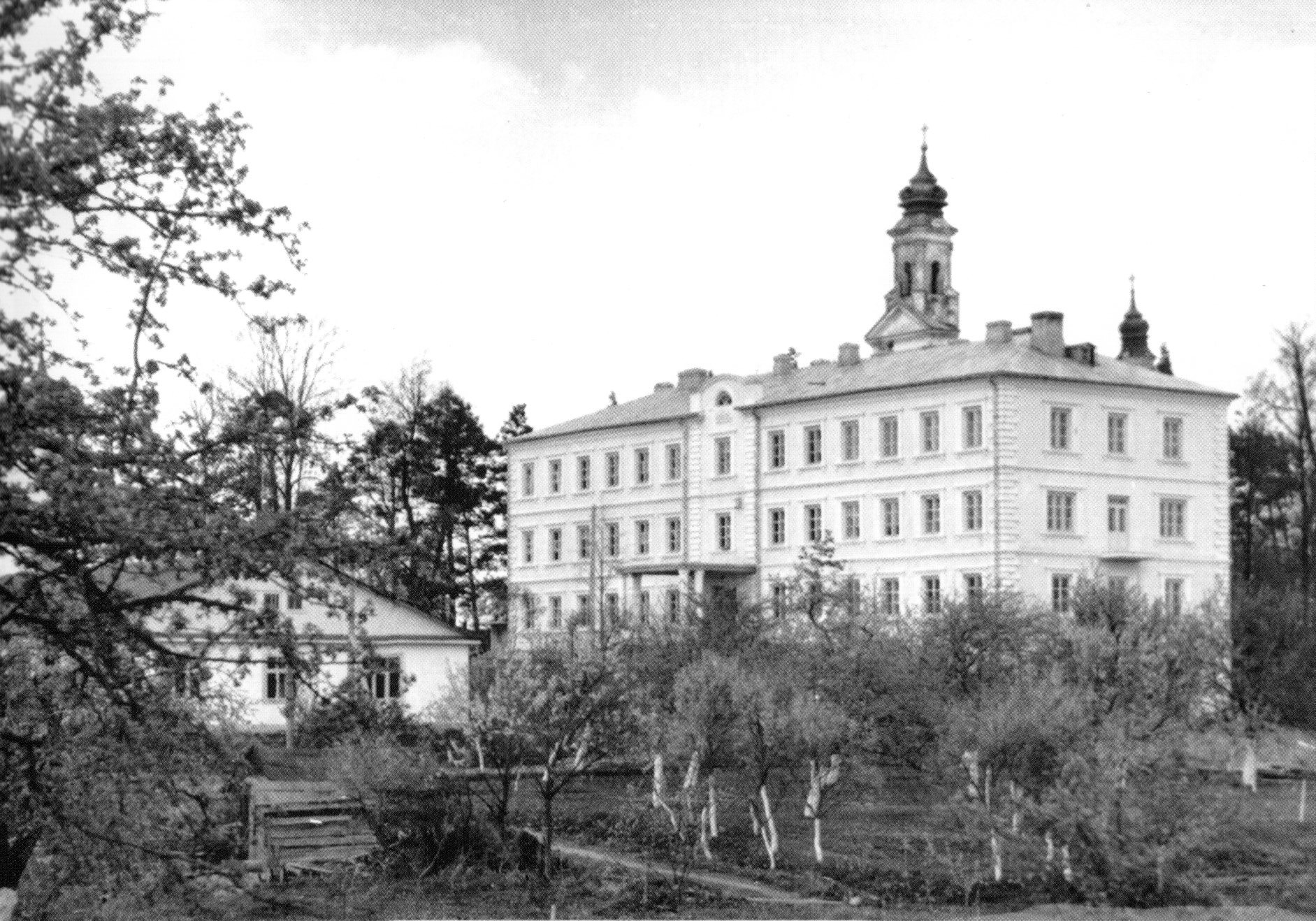 Жировичи. Главный корпус Минской духовной семинарии (середина 1950-х гг.). Источник иллюстрации:Минская духовная семинария : история и современность. – Жировичи : [б. и.], 2014. – С. 9. 