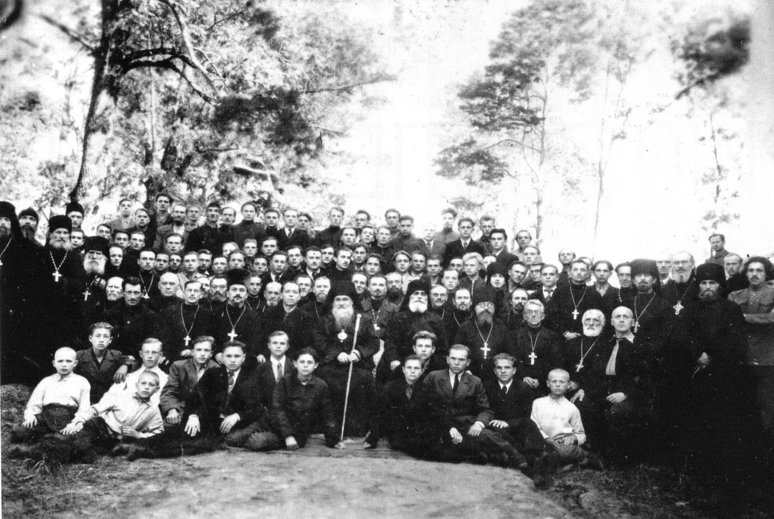 Семинаристы и преподаватели Минской духовной семинарии (конец 1940-х гг.). Источник иллюстрации: Ступени. – 2019. – № 3. – С. 40.