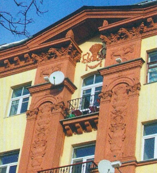 М. Лившиц, Э. Гольдштейн. Жилой дом № 5 по улице Красной в Минске (1956). Источник иллюстрации: Архитектура Беларуси XX – начала XXI в. : эволюция стилей и художественных концепций / А. С. Шамрук ; Национальная академия наук Беларуси, Институт искусствоведения, этнографии и фольклора им. К. Крапивы. – Минск : Белорусская наука, 2007. – 334 с.