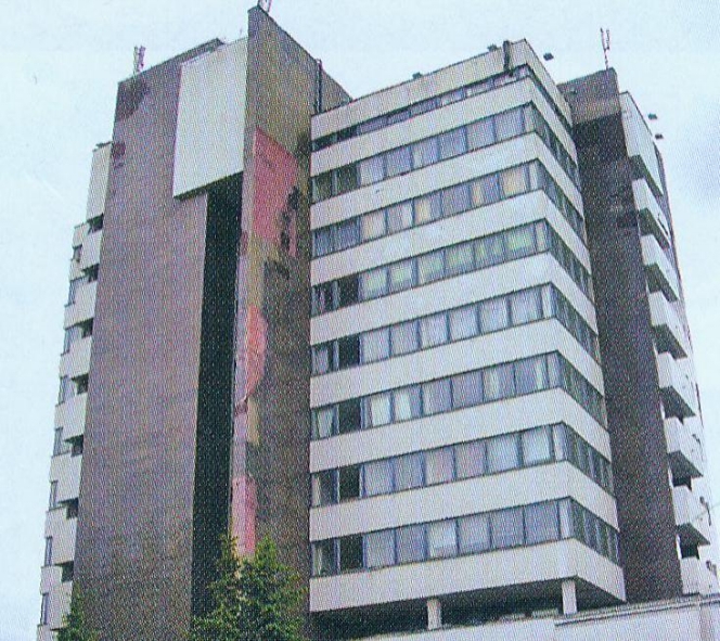 Ю. Бичан, Э. Гольдштейн. Здание Белорусского государственного медицинского университета (1979). Источник иллюстрации: Архитектура Беларуси XX – начала XXI в. : эволюция стилей и художественных концепций / А. С. Шамрук ; Национальная академия наук Беларуси, Институт искусствоведения, этнографии и фольклора им. К. Крапивы. – Минск : Белорусская наука, 2007. – 334 с.