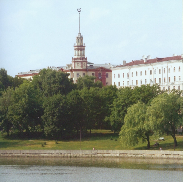 М. Лившиц, Э. Гольдштейн. Жилой дом № 14 по улице Коммунистической в Минске (1956). Источник иллюстрации: Минск. Книга жизни = Minsk. Book of life : 4500 событий и фактов из истории города : к 940-летию Минска / Евгений Малашевич ; [фото: К. В. Хотяновский и др.]. – Минск : Минская фабрика цветной печати, 2006. – 367 с.